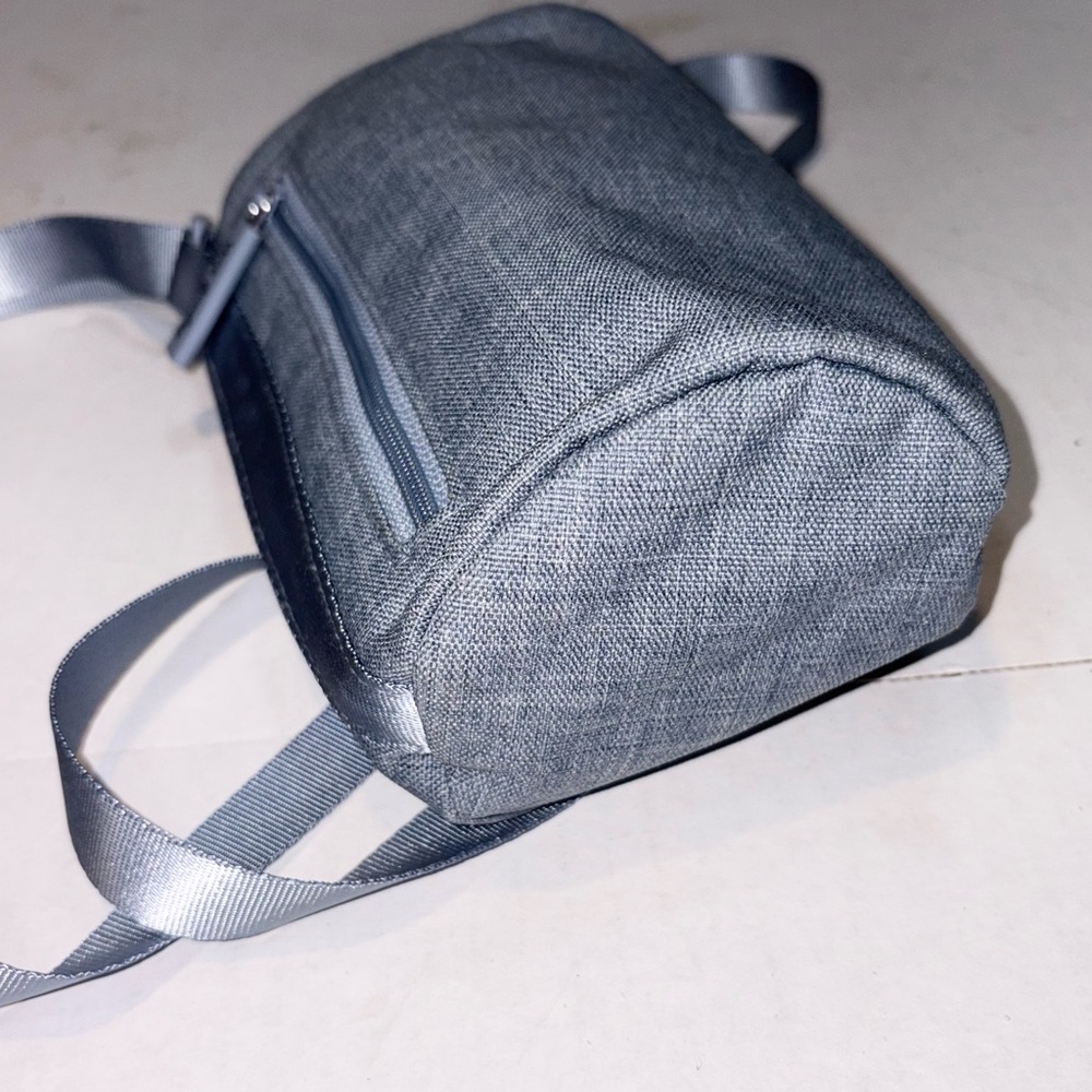 Vera Bradley Lighten Up Water Bottle Crossbody bag in a grey fabric - Picture 4 of 9